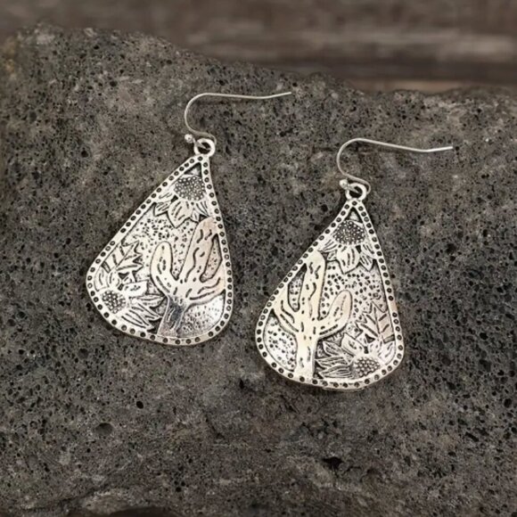 Silver plated Western Earrings -oval drop - new - boho - Picture 3 of 3